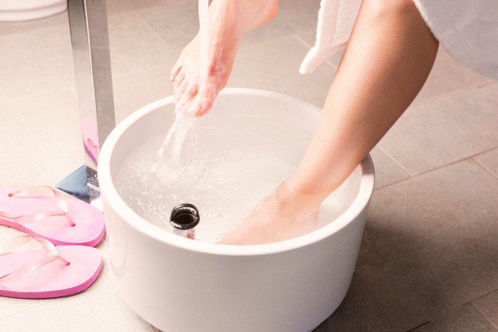 Eine Frau nimmt ein Wasserbad nach den Regeln der Hydrotherapie