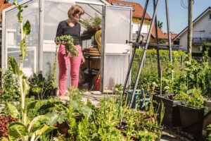Gabriele Stoll in ihrem Garten, angebaut für ihre vegane Selbstversorgung